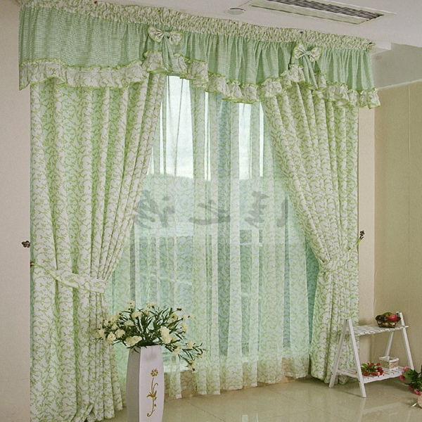 grön-transparent-sovrum-gardiner-vackra blommor bredvid den