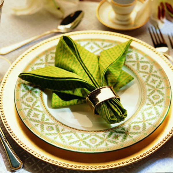 grønn, elegant og chic-serviett-bretting-juledekorasjon