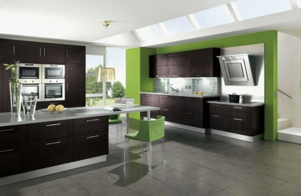 zielona ściana w nowoczesnej kuchni z dużą wyspą kuchenną