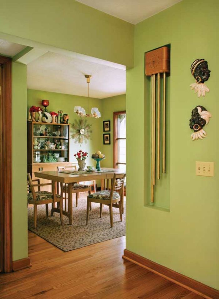 Yeşil duvar renk çekici tasarım bazında yemek odası
