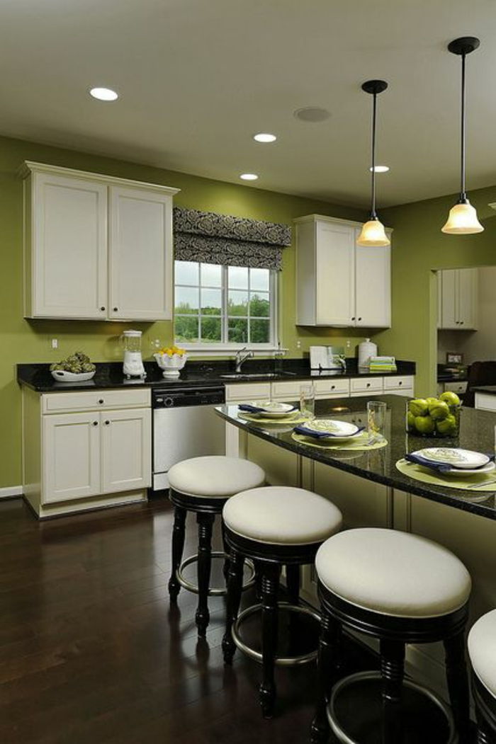Kolor zielony-ściany, eleganckie białe stolec-in-a-modern-kuchnia