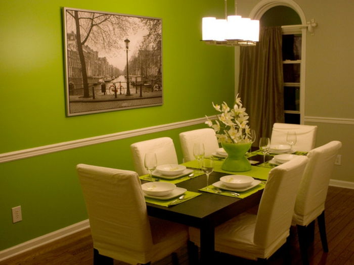 grønn vegg farge-spisebord-hvitt-stoler-in-spisestue