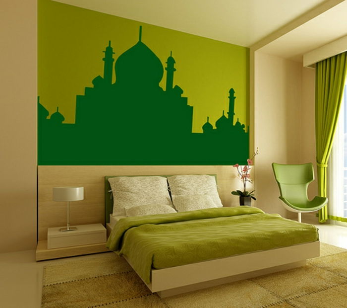 super ładna sypialnia z akcentującą ścianą - zielona farba ścienna