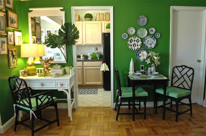 Yeşil duvar renk ilginç tasarım bazında küçük şirin yemek odası