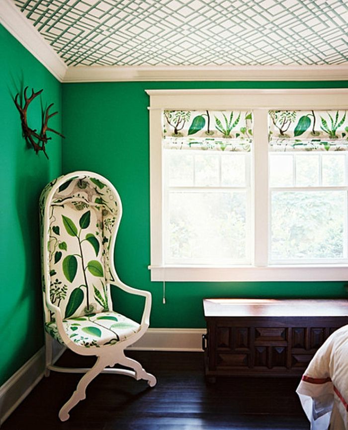 Yeşil duvar renk ilginç sandalyesi-in-küçük-yatak