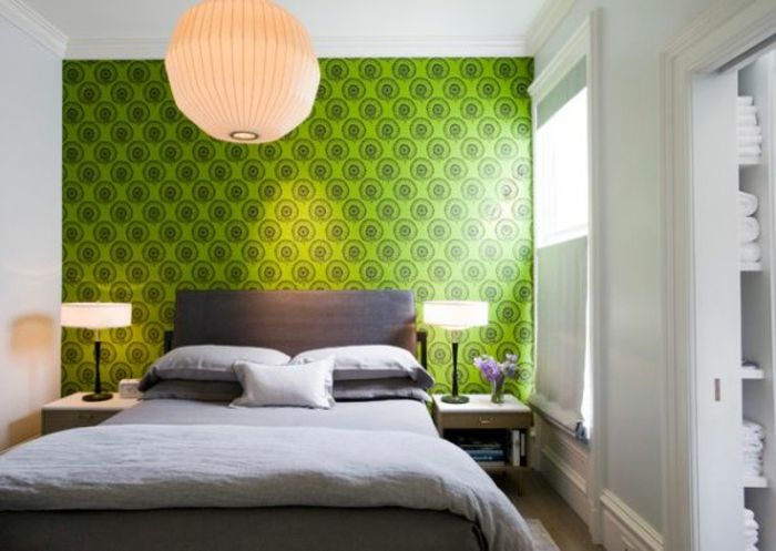zielona ściana kolor kulisty wisiorek-lampa-in-a-przytulnej sypialni