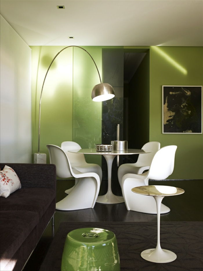 Yeşil duvar rengi modern beyaz-sandalye-in-küçük-şık-yemek odası
