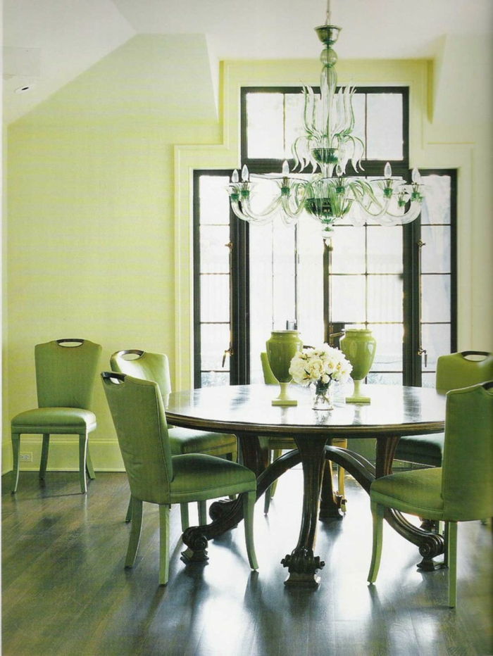kolor zielony ściana Round-biało-stół-w-jadalnia z dostępem do dużych okien