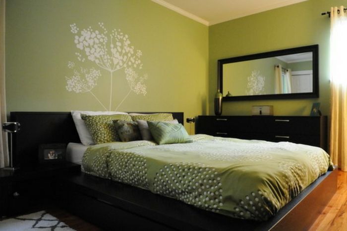 Yeşil duvar renk ayna-on-the-wall-in-yatak odası