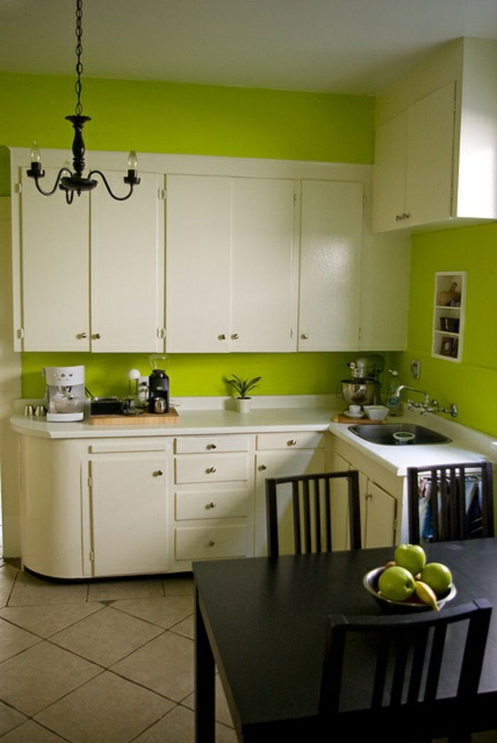 Yeşil duvar renk süper tatlı-beyaz dolaplar-in-a-mutfak