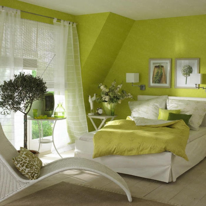Yeşil duvar rengi beyaz-perde-rahat yatak odalı