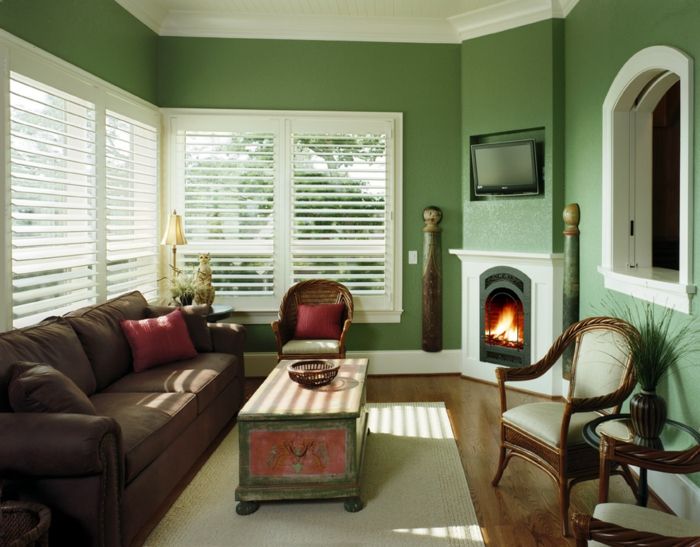 green-vegg farge og hvite-blinds-tre-møbler