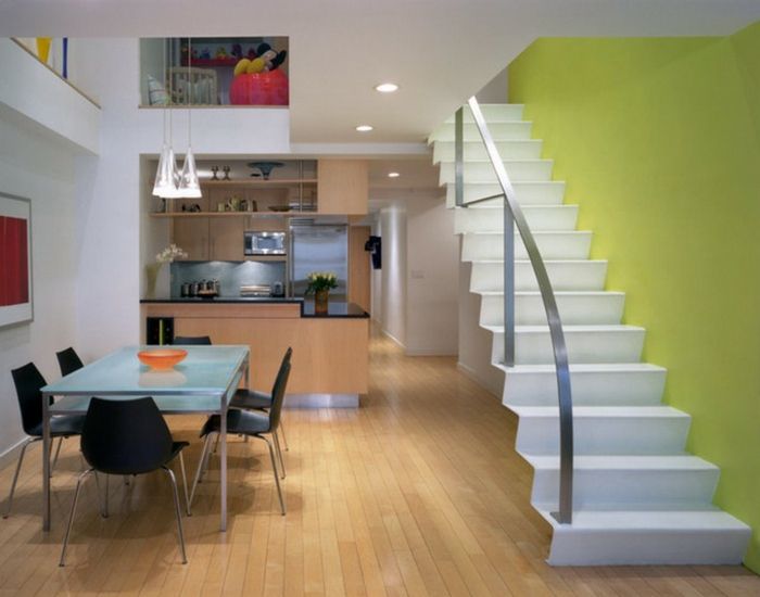 Yeşil duvar rengi beyaz-merdiven-ileri yemek masası-in-Diningroom