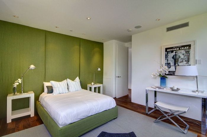 Yeşil duvar rengi beyaz-yatak-in-modern yatak odası