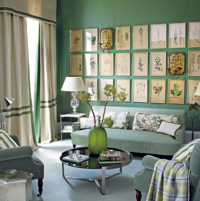zielona ściana koloru wiele-pictures-an-der-wall-in-pokojem dziennym