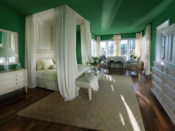 zelena stena načrtovanje za spalnico-z-belo-zavese