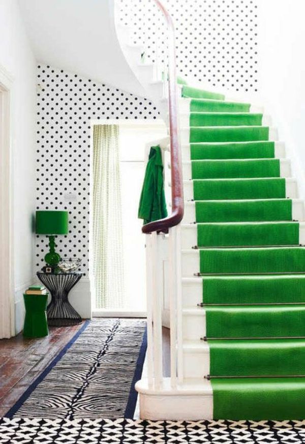 belo tapete verde na escada-route