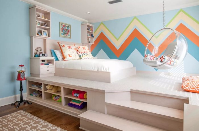 otroška soba popolnoma opremljena nuanceh modra turkizno rumena oranžna ideja soba na dveh ravneh postelja na visokem prostoru v sobi