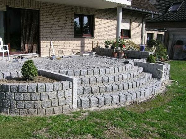 cinza-jardim-escadas-auto-construção-no quintal de uma casa com paredes de tijolo