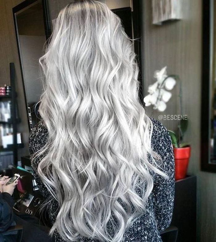 Blond lase sive barve - dolge lase z ohlapnimi kodri in sivo bluzo