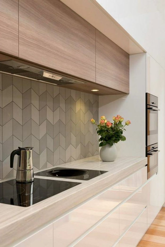 zanimivo sivo kuhinjsko steno z geometrijskimi figurami