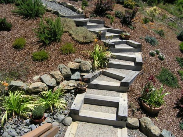 pilkas gražus sodas-laiptai savarankiškai pastatyti ilgą kelią sode