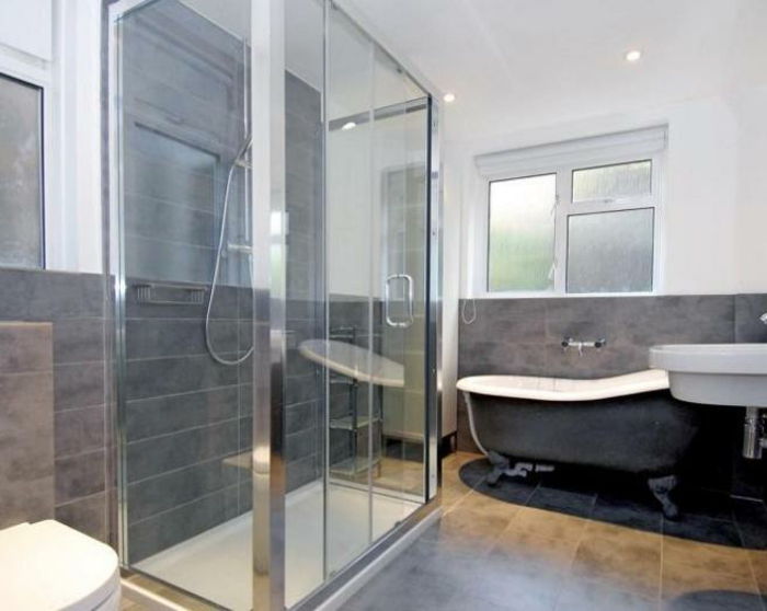 grå ensfarget vegg-bad-moderne designer