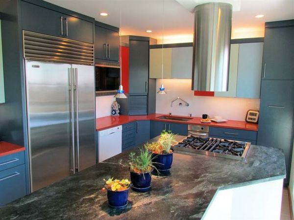 Siva barva v kuhinji - v kombinaciji z rdečo