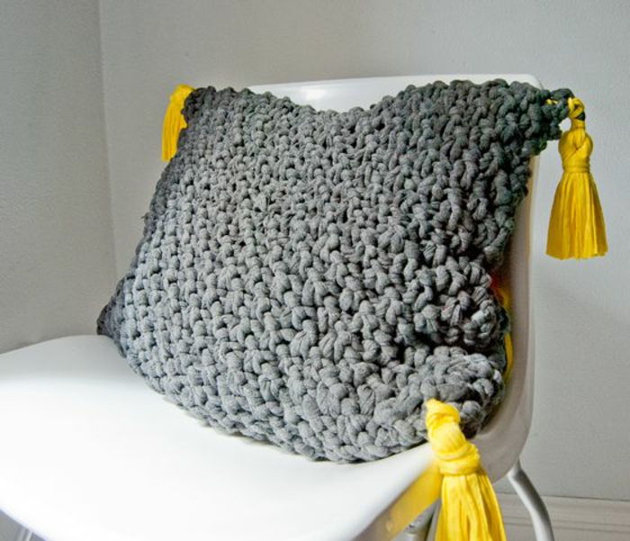 grå strikket pute med gule dusker Exotic Modell