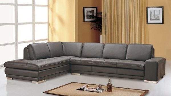 grå-soffa-in-vardagsrum