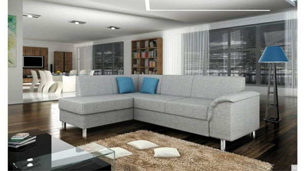 grå-sofa-med-blå-kiseen-i-stua