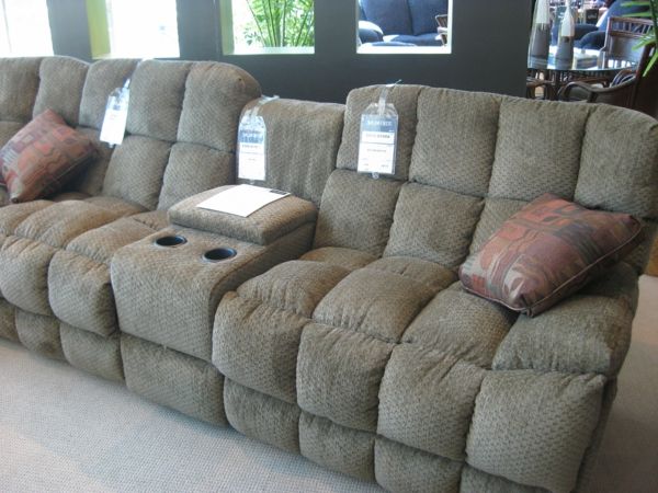 grå-stressløs-sofa-i-hjemmekino-to dekorative puter