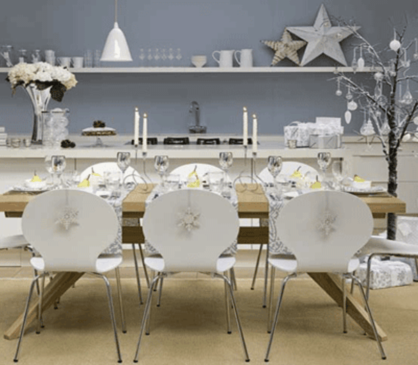 hvit juledekorasjon - i den elegante spisesalen
