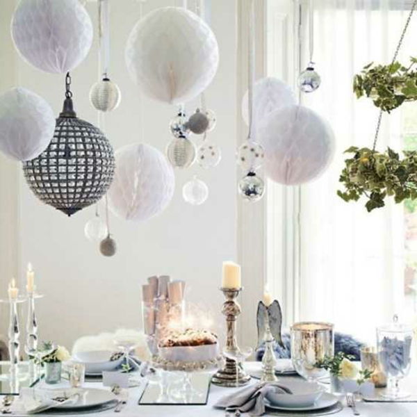 vit juldekoration - hängande vita bollar över bordet