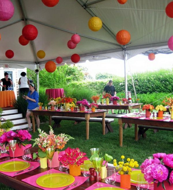 tráva veľké stoly farebné závesné gule ako dekorácie na party
