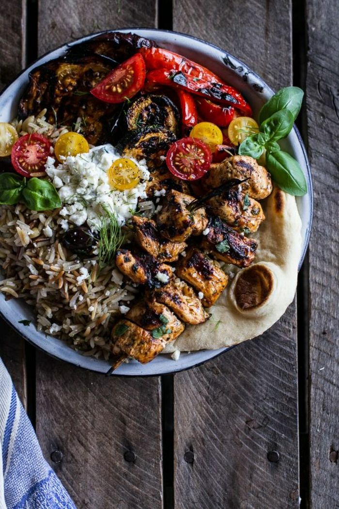 souvlaki grecki-food-Rais pilaw z kurczaka i warzyw feta Tzatziki