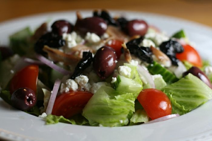 Sałatka grecka Horiatiki pomidor ogórek i cebula oliwki i feta
