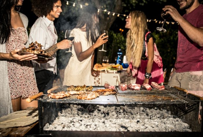 kirkeutflukt. grill på terrassen, kjøtt, vin, fest