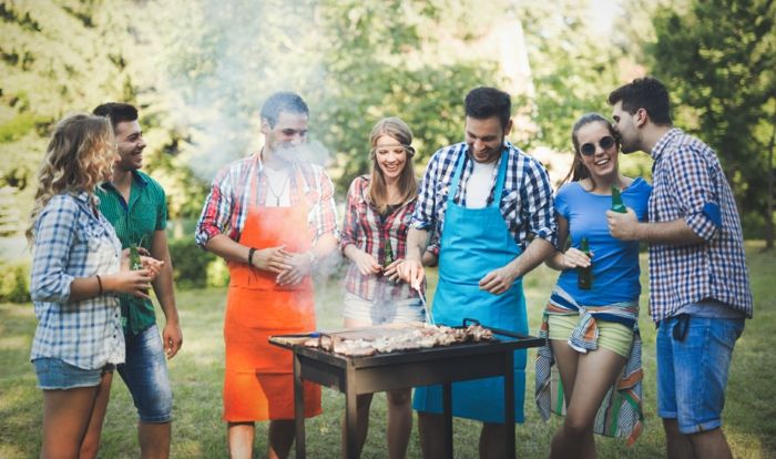 grillpary med de bästa vännerna, trädgården, semestern, grillen