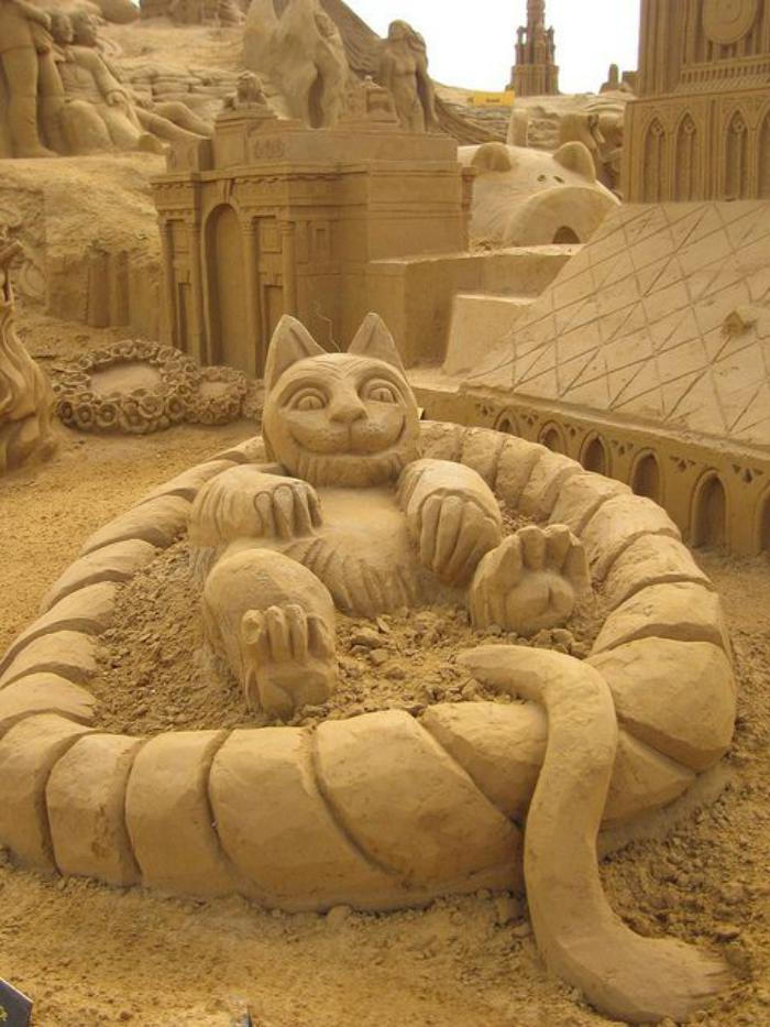 Velik art skulpture mačka v bazenu