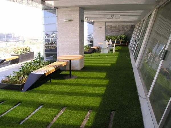 velika terasa-z-umetno travo idejo
