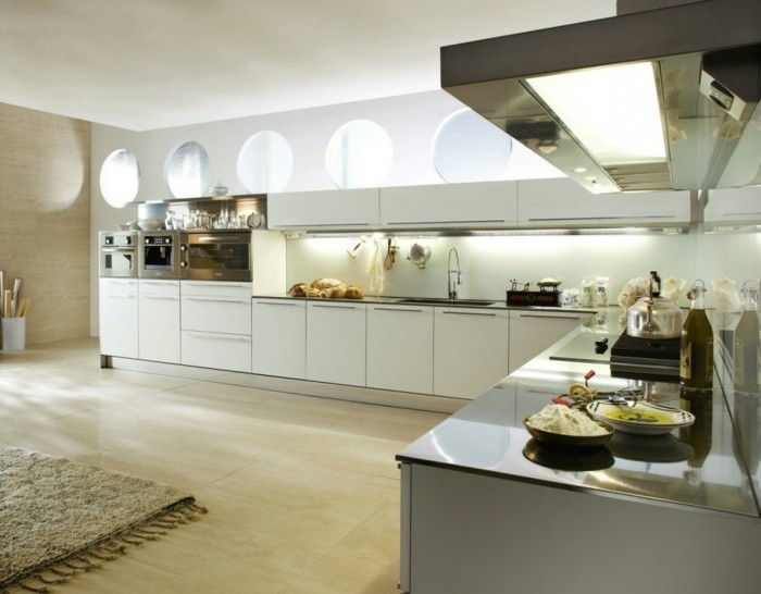 velika kuhinja-l-oblika kotiček kuhinja-moderno-belo-MOEBEL-lesena tla, mali krog-okno-absorber