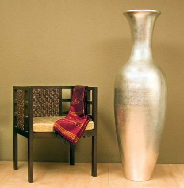 didelė sidabrinė vaza ir graži kėdė