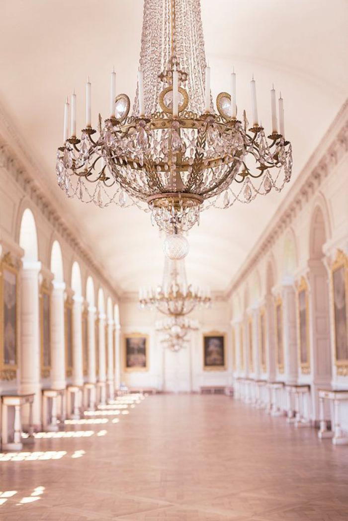 Velika sejna soba-bela-stene-čudovite okraske Unique kristalni lestenci