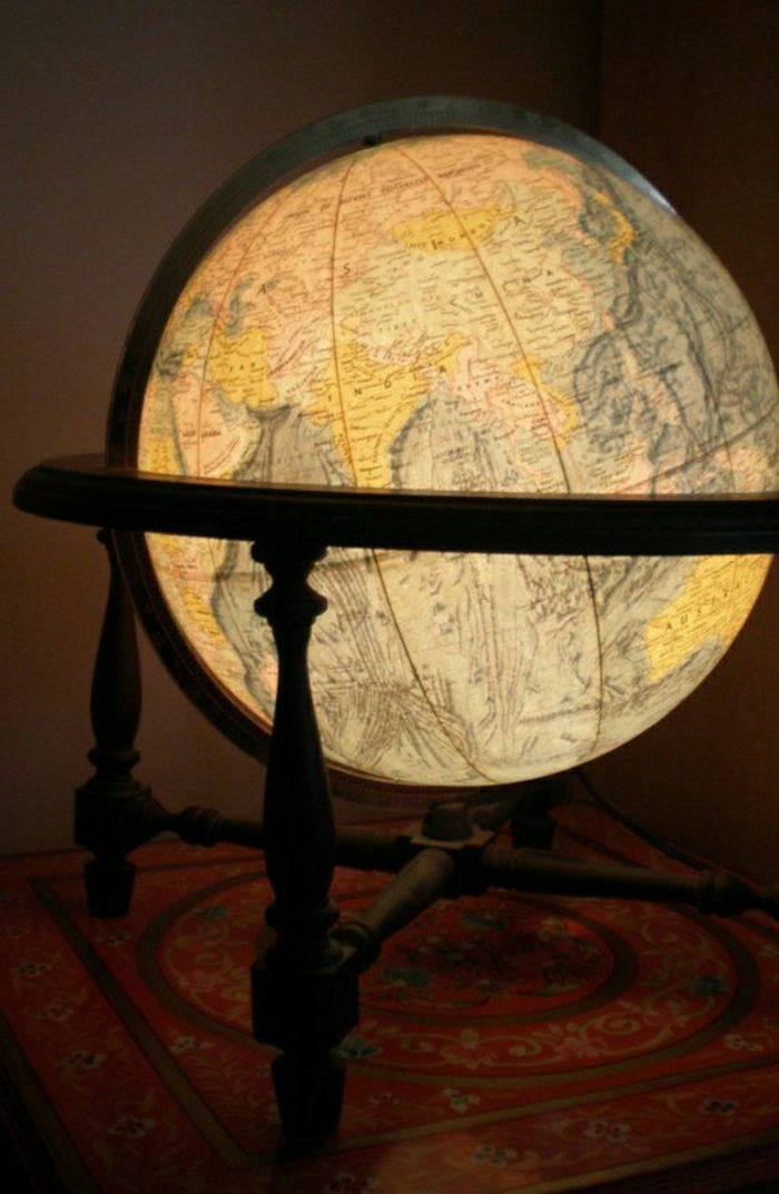 velika osvetljena globus leseno stojalo