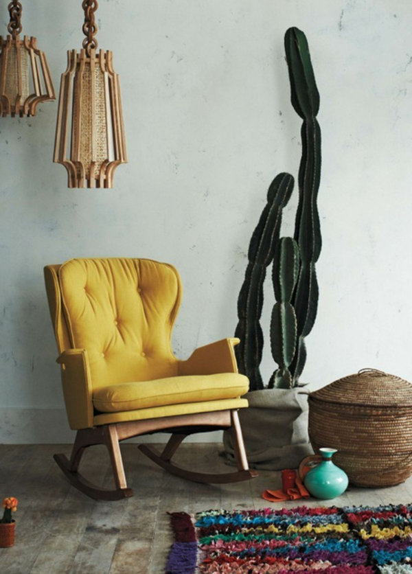 Didelis kaktusas be geltonojo fotelio-balta siena už jo