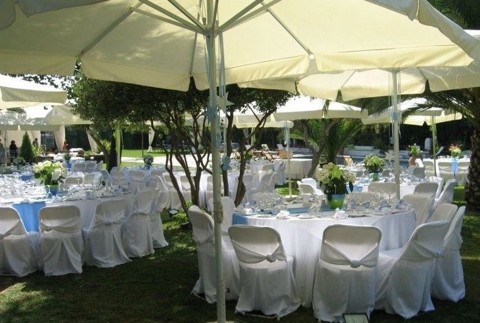 stora parasoll-vackra-vit-tabeller-Tischdekoration-döpa