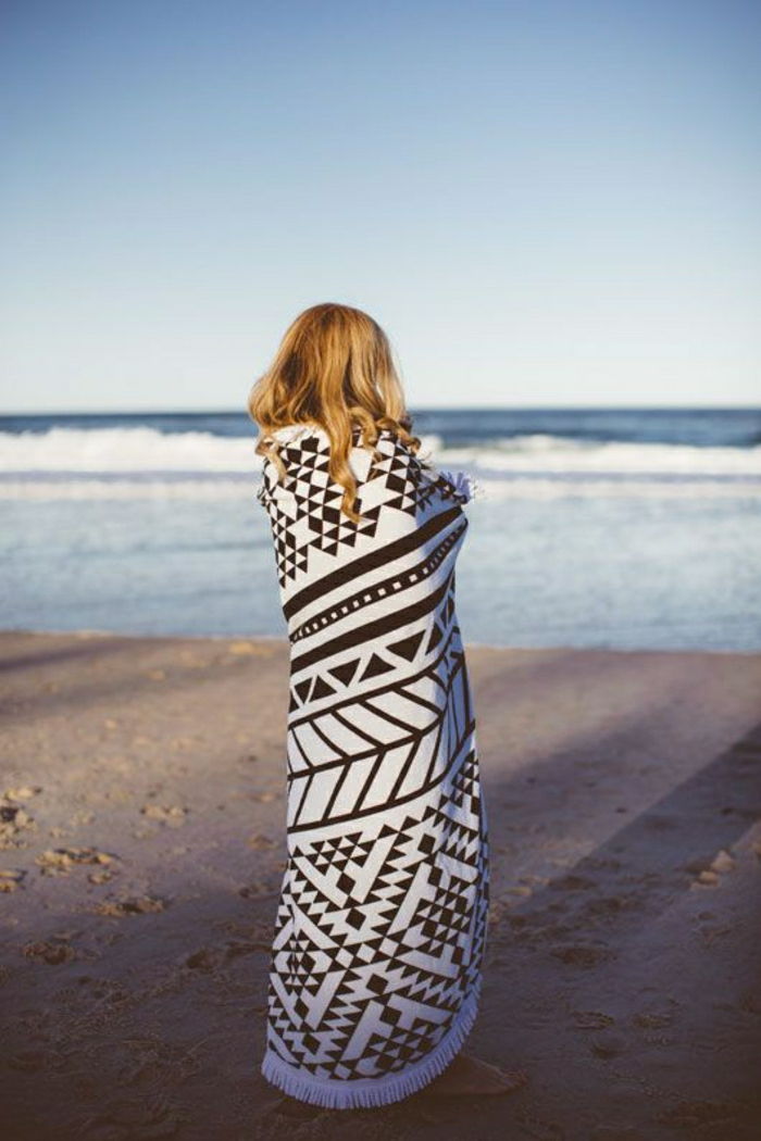 store strandhåndkle-grafisk mønster i svart og hvitt