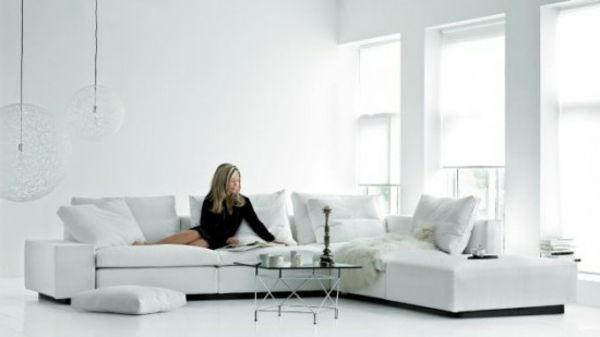 stor-vit-soffa-a-kvinna-sittande-on