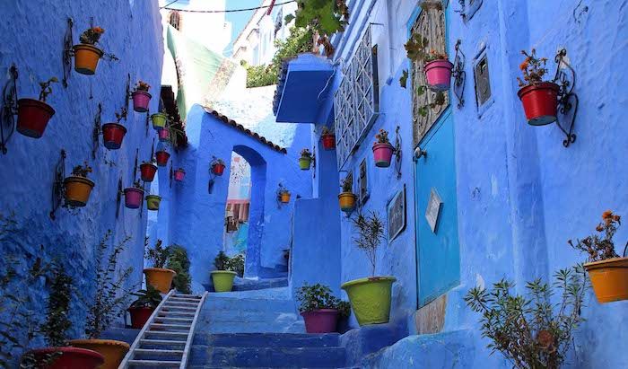 La popolazione del Marocco assicura il bellissimo aspetto della città attrazione turistica strade blu fiori accogliente atmosfera